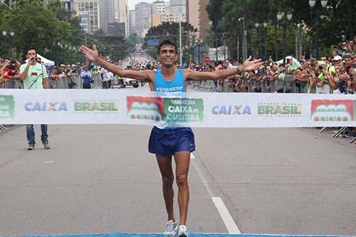 O pernambucano Marcos Antônio Pereira venceu a Maratona de Curitiba 2015 / Foto: abio Falconi/Latin Sports